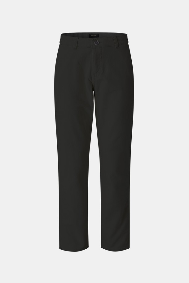 **밴딩 스판 경량 코듀로이 팬츠 CPT180**는 부드러운 촉감과 가벼운 착용감이 특징인 남성용 팬츠입니다. 일상 및 캐주얼 스타일을 위한 제품으로, 봄, 가을, 겨울 세 계절 모두 활용 가능합니다. 면, 폴리우레탄, 코듀로이 혼방 소재로 제작되어 신축성이 뛰어나 편안한 활동성을 제공합니다. 일자핏 디자인에 무지 패턴, 밴딩 허리, 얇은 두께감으로 편안함과 스타일을 동시에 잡았습니다. 블랙, 카키, 모카, 크림 4가지 다채로운 컬러로 출시되어 출근룩, 미니멀, 클래식 스타일 연출에도 적합합니다.
