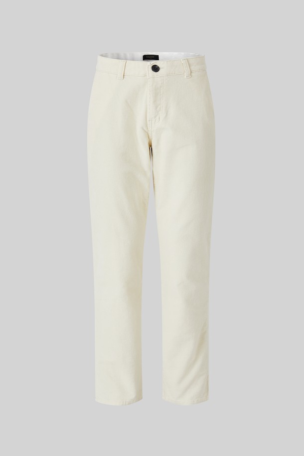 가을, 겨울 시즌에 안성맞춤인 밴딩 스판 경량 코듀로이 팬츠 CPT180입니다. 부드러운 촉감의 면, 폴리우레탄, 코듀로이 혼방 소재로 제작되어 편안한 착용감을 선사합니다. 허리 속 밴딩 디테일과 신축성 있는 소재로 활동성을 높였으며, 레귤러핏과 일자핏으로 베이직하고 캐주얼한 스타일을 연출합니다. 출근룩은 물론, 일상에서도 활용하기 좋은 아이템으로, 블랙, 카키, 모카, 크림 4가지 색상으로 만나보세요. 무지 디자인으로 어떤 상의와도 잘 어울려 미니멀하고 클래식한 스타일을 완성합니다.
