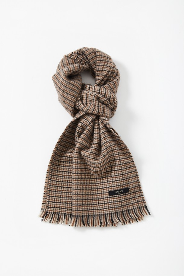 클래식 테슬 울 체크 머플러 CMU101은 베이지, 카키브라운, 딥베이지 3가지 색상으로 출시되어, 어떤 스타일에도 부드럽게 매치됩니다. 아크릴과 울 혼방 소재로 제작되어 부드러운 촉감과 뛰어난 보온성을 자랑하며, 봄, 가을, 겨울 세 계절 모두 활용 가능합니다. 체크 패턴과 테슬 디자인이 클래식하면서도 캐주얼한 무드를 선사하여, 출근룩이나 모임룩에 포인트를 더합니다. 데일리 머플러로 활용하여 스타일리시함과 따뜻함을 동시에 느껴보세요.
