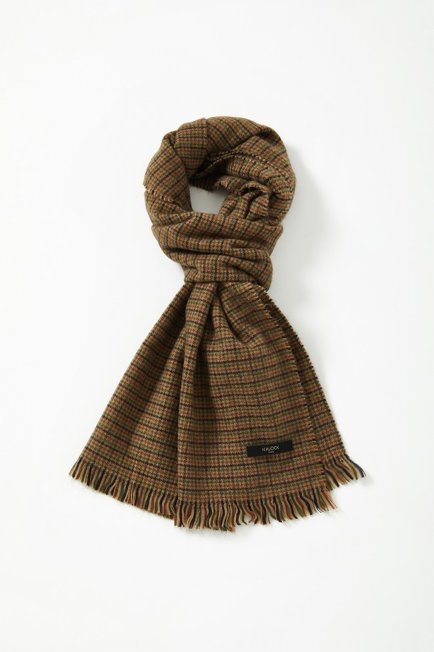 클래식 테슬 울 체크 머플러 CMU101은 베이지, 카키브라운, 딥베이지 3가지 색상으로 제공되는 공용 머플러입니다. 아크릴과 울 혼방 소재로 제작되어 봄, 가을, 겨울 모두 따뜻하게 착용할 수 있습니다. 클래식한 체크 패턴과 태슬 디테일이 돋보이며, 출근룩과 모임룩에 포인트를 더하기 좋습니다. 미니멀, 캐주얼 스타일에도 잘 어울려 다양한 코디에 활용 가능한 머플러입니다. 부드러운 촉감과 은은한 색감으로 고급스러운 분위기를 연출합니다.
