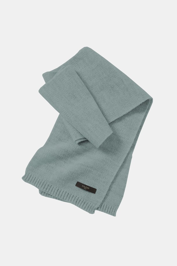 멀티컬러 솔리드 유니섹스 머플러 CMU102는 겨울철 보온성을 책임지는 무지 머플러입니다. 아크릴과 울 혼방 소재로 제작되어 부드러운 촉감과 따뜻함을 선사하며, 베이직, 캐주얼 스타일에 잘 어울립니다. 남녀 공용으로, 블랙, 민트, 옐로우, 브라운, 베이지, 그레이 등 다채로운 6가지 솔리드 컬러로 출시되었습니다. 일상에서 폭넓게 활용할 수 있는 아이템으로, 캐주얼, 미니멀, 클래식 스타일을 즐겨 입는 분들께 추천합니다.
