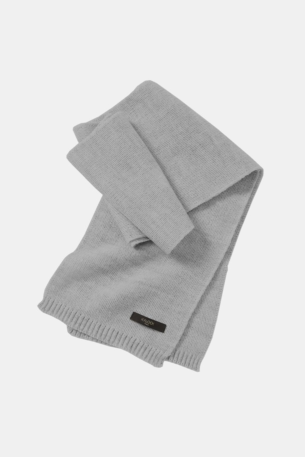 멀티컬러 솔리드 유니섹스 머플러 CMU102는 아크릴과 울 소재로 제작되어 부드럽고 따뜻한 착용감을 제공합니다. 블랙, 민트, 옐로우, 브라운베이지, 그레이 등 다채로운 솔리드 컬러로 출시되어, 캐주얼, 미니멀, 클래식 스타일 어디에도 잘 어울립니다. 가을과 겨울, 두꺼운 두께감으로 추운 날씨에도 따뜻하게 몸을 감싸줍니다. 유니섹스 디자인으로 남녀 모두 착용 가능하며, 일상에서 폭넓게 활용할 수 있습니다. 무지 패턴으로 어떤 스타일에도 쉽게 매치할 수 있는 실용적인 머플러입니다.
