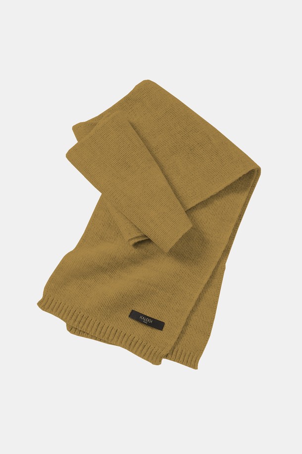 **멀티컬러 솔리드 유니섹스 머플러 CMU102**는 아크릴과 울 소재로 제작되어 부드러운 착용감을 선사하는 머플러입니다. 블랙, 민트, 옐로우, 브라운베이지, 그레이 등 다채로운 멀티컬러 배색이 특징이며, 어떤 스타일에도 잘 어울리는 솔리드 디자인입니다. 겨울철 추위를 막아주는 보온성은 물론, 미니멀, 클래식, 캐주얼 등 다양한 스타일에 포인트를 더해줍니다. 남녀 구분 없이 착용 가능한 유니섹스 제품으로, 데일리룩에 활용하기 좋습니다.
