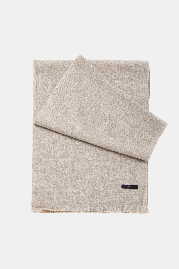 멀티컬러 보카시 머플러 CMU103은 블랙, 그레이, 아이보리, 베이지, 라이트브라운 5가지 색상으로 출시되어 겨울철 보온성을 책임지는 머플러입니다. 아크릴 소재로 제작되어 부드러운 촉감을 선사하며, 두꺼운 두께감과 보카시 무늬가 특징입니다. 출근룩과 연말 모임룩에 모두 잘 어울리는 클래식, 미니멀, 캐주얼 스타일을 연출할 수 있습니다. 수술 디테일이 포인트로 더해져 세련된 분위기를 더합니다. 데일리 머플러로 활용하여 따뜻하고 스타일리시한 겨울을 보내세요.
