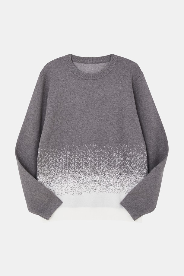 도트 그라데이션 라운드 니트 CNIT116은 남성용 상의 니트/스웨터입니다. 가을, 겨울 시즌에 어울리는 베이직하고 캐주얼한 스타일로, 출근룩과 비즈니스 캐주얼에 적합합니다. 라운드넥에 긴소매, 레귤러핏 디자인으로 제작되었으며, 비스코스, 폴리에스테르 혼방 소재로 부드러운 착용감과 좋은 신축성을 제공합니다. 블랙, 그레이 두 가지 컬러에 도트와 그라데이션 패턴이 돋보이는 레귤러 기장의 니트입니다. 캐주얼, 미니멀, 클래식 스타일을 연출하기 좋습니다.
