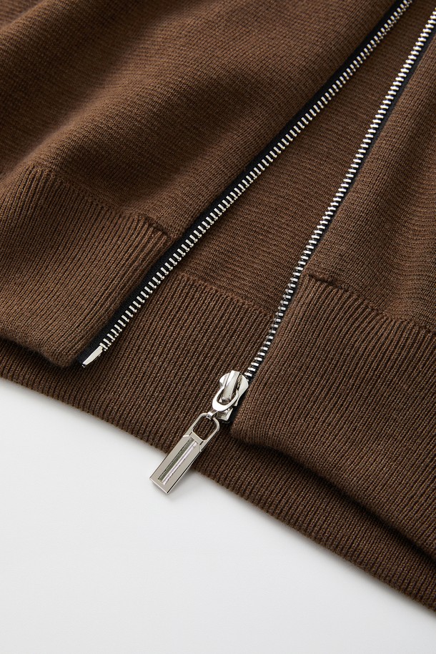 IKALOOK(이카룩) 니트 집업 블루종 가디건 CJP104는 남성을 위한 데일리 아우터입니다. 부드러운 촉감의 폴리에스터, 아크릴, 폴리아미드 혼방 소재로 제작되어 봄, 가을에 착용하기 좋습니다. 베이직핏으로 캐주얼하고 미니멀한 스타일을 연출하며, 집업 여밈 방식과 시보리 밑단, 소매가 특징입니다. 그레이, 블랙, 브라운 세 가지 색상으로 제공되며, 중간 두께감의 레귤러 기장으로 편안하게 착용할 수 있습니다.
