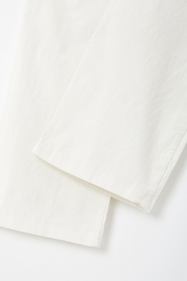 IKALOOK 린넨 워싱 밴딩 와이드 팬츠 CPT108는 린넨, 면, 스판덱스 혼방으로 제작되어 부드러운 촉감과 편안한 착용감을 선사합니다. 봄, 여름, 가을 시즌에 활용하기 좋은 긴 기장의 와이드핏 팬츠로, 블랙, 카키, 아이보리, 모카 4가지 색상으로 출시되었습니다. 넉넉한 실루엣과 사선 포켓 디자인으로 캐주얼하면서도 베이직한 스타일을 연출하며, 허리 밴딩으로 활동성을 높였습니다.
