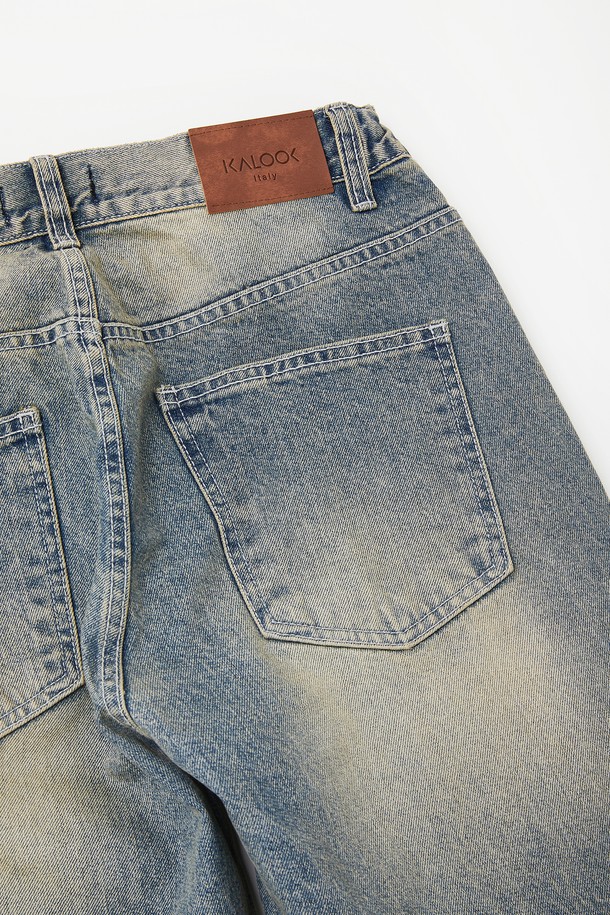 루즈핏 빈티지 밴딩 데님 팬츠 CJN102는 편안함과 스타일을 모두 잡은 데님 팬츠입니다. 연청 컬러의 데님 소재에 빈티지 워싱 디테일을 더해 캐주얼한 무드를 연출합니다. 밴딩 처리로 편안한 착용감을 제공하며, 루즈핏 디자인으로 활동성을 높였습니다. 봄, 여름, 가을 3계절 모두 활용 가능한 실용적인 아이템입니다. 일상 속에서 편안하게 즐겨 입을 수 있는 데일리 팬츠입니다.
