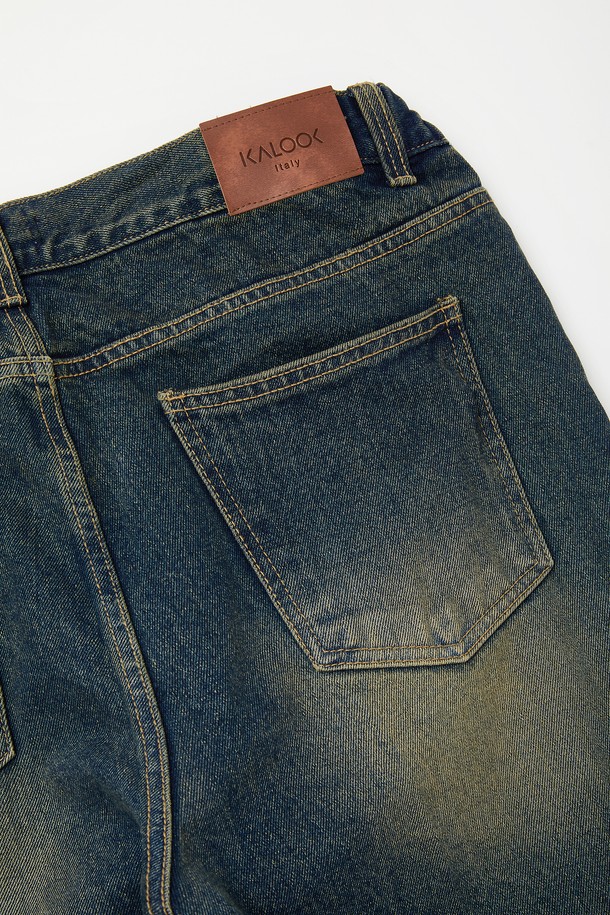 루즈핏으로 편안함을 강조한 남성용 빈티지 데님 팬츠 CJN102입니다. 봄, 여름, 가을 3계절 착용 가능하며, 캐주얼하고 빈티지한 스타일을 연출하기 좋습니다. 무지 디자인에 빈티지 워싱 디테일을 더해 자연스러운 멋을 살렸습니다. 허리 밴딩 처리로 활동성을 높였으며, 루즈핏으로 편안한 착용감을 제공합니다. 데님 소재로 제작되어 튼튼하고 오랫동안 즐겨 입을 수 있습니다.
