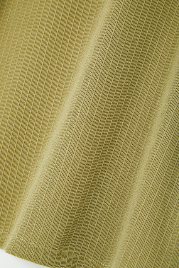 봄, 가을에 어울리는 헨리넥 긴팔 티셔츠입니다. 카키와 올리브 두 가지 색상으로 출시되어, 베이직하면서도 캐주얼한 스타일을 연출하기 좋습니다. 부드러운 면 소재로 제작되어 편안한 착용감을 선사하며, 레귤러핏으로 제작되어 부담 없이 착용할 수 있습니다. 버튼 디테일이 돋보이는 디자인으로, 일상복뿐만 아니라 출근룩으로도 활용 가능합니다.
