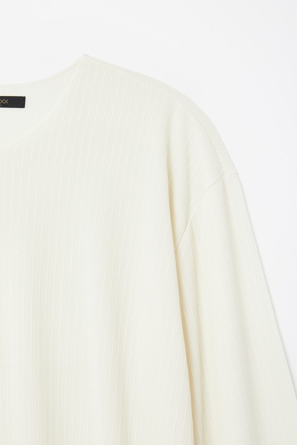 아이보리, 화이트 색상으로 출시된 봄, 가을용 브이넥 긴팔 티셔츠 CNIT103입니다. 베이직한 스타일의 레귤러핏 티셔츠로, 미니멀, 클래식, 캐주얼 룩 연출에 적합합니다. 긴 소매 기장과 무지 패턴으로 디자인되어 어떤 하의와도 쉽게 매치할 수 있습니다. 일상생활에서 편안하게 착용하기 좋은 아이템입니다.
