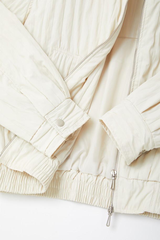 봄, 가을 간절기에 활용하기 좋은 공용 카라넥 바람막이 집업 점퍼 CJP114입니다. 아이보리, 베이지 두 가지 색상으로 출시되어 어떤 옷에도 쉽게 매치할 수 있습니다. 얇은 두께감과 방풍 기능을 갖춰 가벼운 산책이나 여행 시 편안하게 착용하기 좋습니다. 캐주얼, 미니멀 스타일을 즐겨 입는 분들께 추천하며, 레귤러 핏으로 제작되어 편안한 착용감을 선사합니다. 무지 디자인에 긴 소매, 집업 여밈 방식으로 깔끔한 디자인을 완성했습니다.
