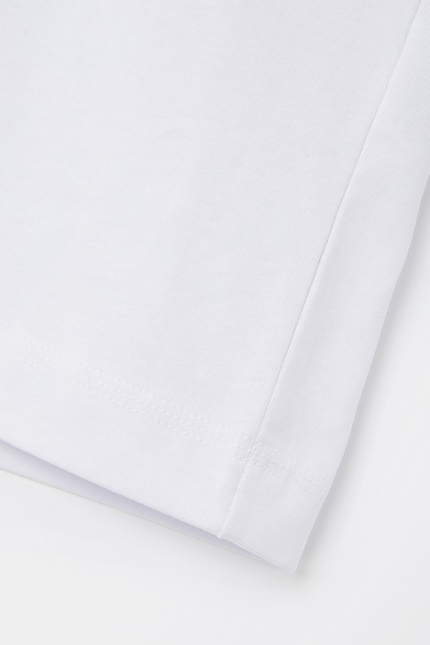 부드러운 촉감이 특징인 루즈핏 수피마 코튼 긴팔 티셔츠 CTEE108입니다. 봄, 가을에 어울리는 베이직하고 캐주얼한 스타일로, 편안하게 착용하기 좋습니다. 라운드넥 디자인에 무지 패턴으로 어떤 옷에도 쉽게 매치할 수 있으며, 넉넉한 루즈핏으로 활동성을 높였습니다. 고급 수피마 코튼 원단을 사용하여 부드러운 착용감을 선사합니다. 일상에서 편안하게 즐겨 입을 수 있는 기본 아이템입니다.
