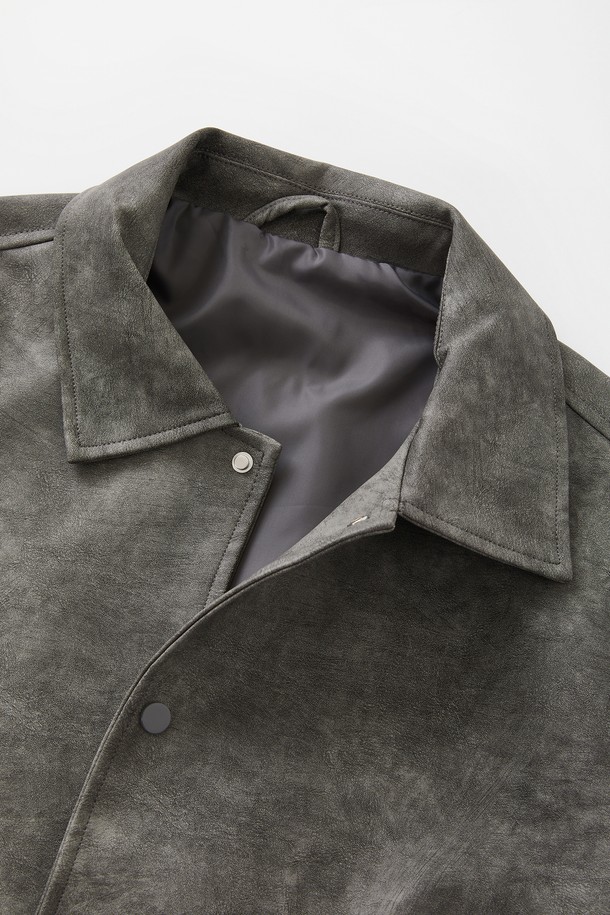 봄, 가을에 어울리는 오버핏 밴딩 에코레더 점퍼 CJP110입니다. 부드러운 촉감의 에코레더(합성가죽) 소재로 제작되었으며, 캐주얼한 무드의 그레이 컬러 무지 디자인입니다. 넉넉한 오버핏으로 편안한 착용감을 선사하며, 밴딩 및 스트라이프 립 디테일이 특징입니다. 데이트룩, 모임룩, 미니멀, 시크, 캐주얼 스타일 모두 소화 가능한 활용도 높은 아이템입니다. 긴 소매 기장의 집업 스타일 점퍼로 간절기 스타일링에 제격입니다.
