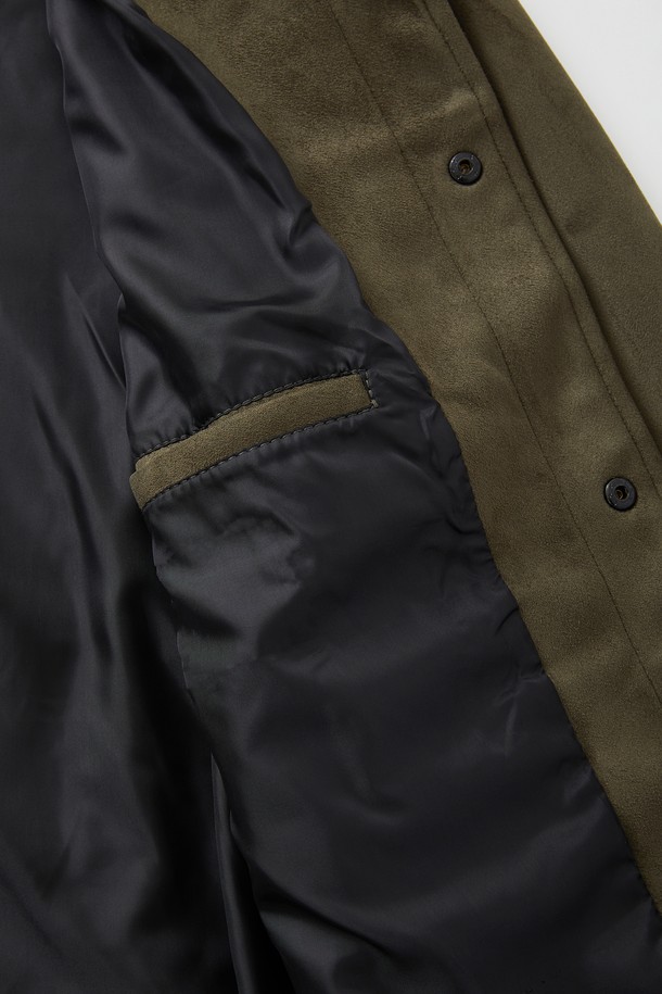 봄, 가을에 어울리는 '카라넥' 버튼 스웨이드 재킷 CJP111입니다. 부드러운 촉감의 스웨이드 소재로 제작되었으며, 레귤러 핏에 중간 두께감으로 간절기에 활용하기 좋습니다. 카키, 올리브 두 가지 색상으로 출시되어, 캐주얼 및 베이직 스타일을 연출하기 용이합니다. 긴 소매와 버튼 디테일이 돋보이며, 데일리룩에 포인트를 더해줍니다. 다양한 하의와 매치하여 클래식하고 미니멀한 무드를 즐겨보세요.
