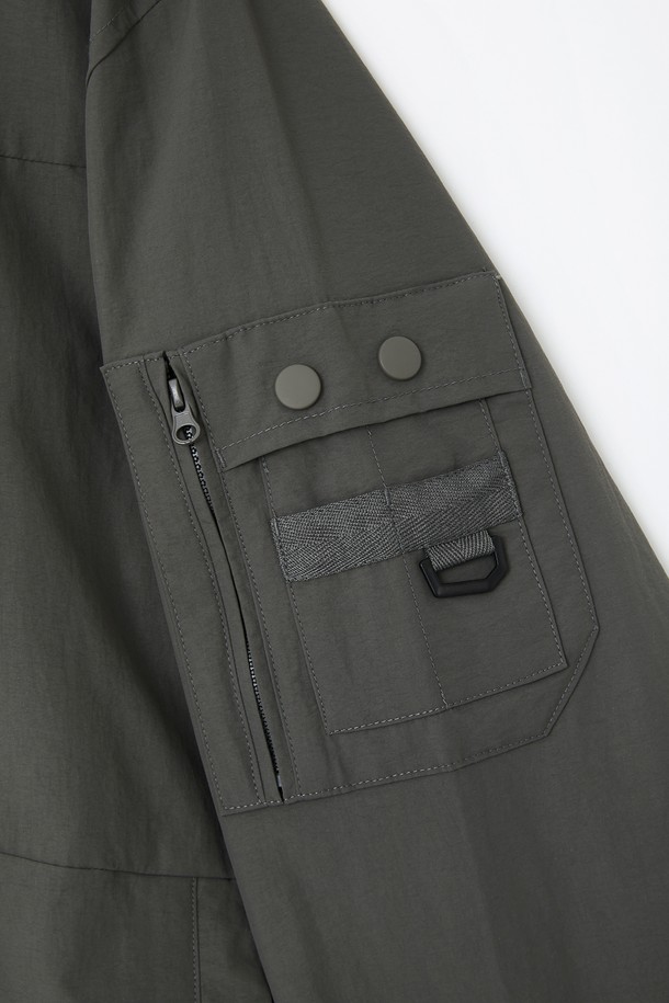 봄, 가을에 가볍게 걸치기 좋은 CJP117 바람막이 점퍼입니다. 부드러운 촉감의 나일론 소재로 제작되어 편안한 착용감을 선사하며, 레귤러핏 디자인으로 어떤 스타일에도 잘 어울립니다. 얇은 두께감과 긴 소매 기장으로 간절기에 활용하기 좋으며, 무지 디자인에 그레이 컬러로 깔끔함을 더했습니다. 일상, 산책, 여행 등 다양한 TPO에 캐주얼하고 미니멀한 스타일을 연출할 수 있습니다. 집업 방식과 포켓 디테일로 실용성을 높인 바람막이 점퍼입니다.
