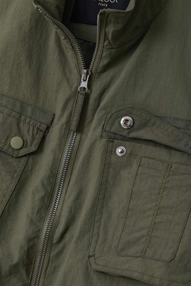 봄, 가을 간절기에 활용하기 좋은 미들넥 빅포켓 블루종 점퍼 CJP118입니다. 캐주얼하고 베이직한 스타일로, 데일리룩은 물론 출근룩까지 폭넓게 소화 가능합니다. 카키와 올리브 두 가지 색상으로 출시되어, 취향에 맞는 색상을 선택하여 연출할 수 있습니다. 중간 두께감으로 간절기 날씨에 적합하며, 넉넉한 레귤러핏으로 편안한 착용감을 선사합니다. 집업 스타일과 긴 소매, 빅포켓 디테일이 돋보이는 디자인입니다.
