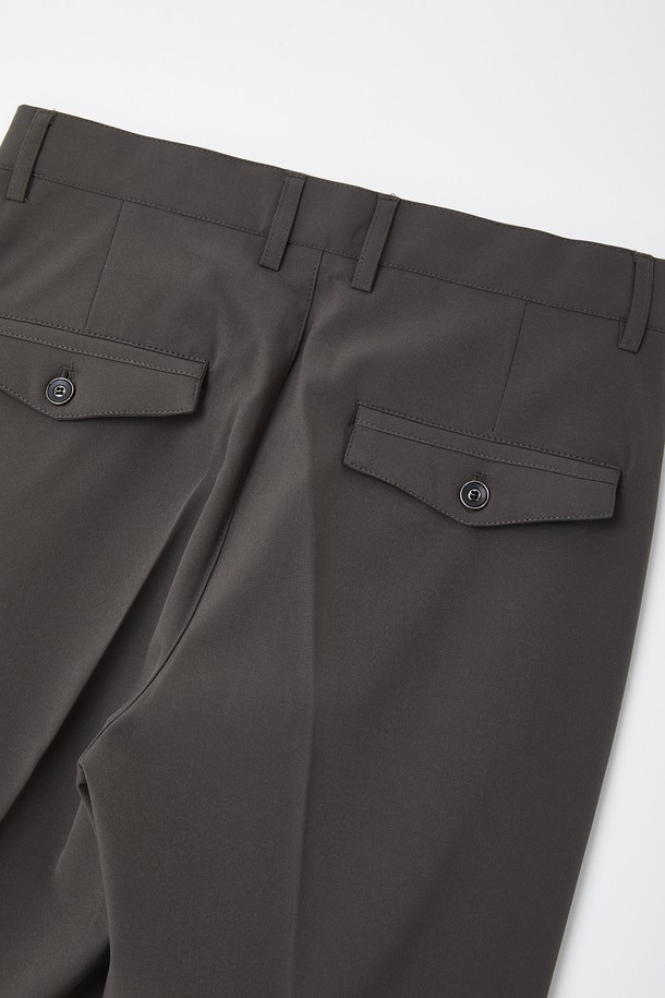 세련된 남성 스타일을 위한 봄/가을 시즌 필수 아이템, "봄가을 스판 밴딩 원턱 슬랙스 팬츠 CPT118"입니다. 베이직하고 클래식한 디자인으로 출근룩과 비즈니스 캐주얼에 완벽하게 어울립니다. 부드러운 스판 소재와 밴딩 디테일, 그리고 활동성을 더하는 원턱 디자인으로 편안한 착용감을 선사합니다. 얇은 두께감과 레귤러핏으로 제작되어 봄, 가을 시즌에 활용도가 높으며, 미니멀하고 클래식한 스타일을 연출하기 좋습니다. 그레이 컬러의 무지 디자인으로 다양한 상의와 쉽게 매치하여 폭넓은 스타일을 소화할 수 있습니다.
