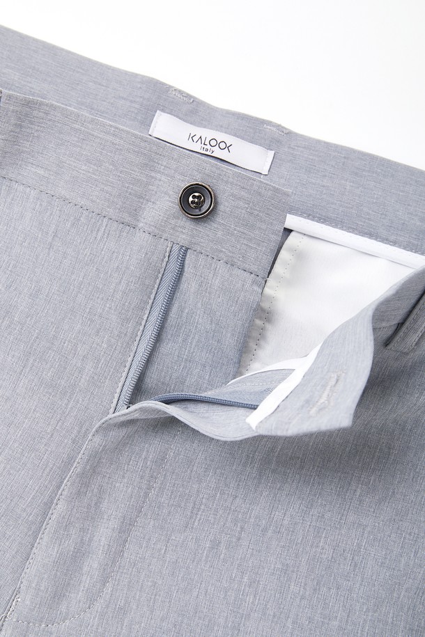 **아이스 스판 밴딩 슬랙스 CPT122**

시원한 아이스 소재와 스판덱스 혼방으로 제작되어 여름철에도 쾌적하게 착용 가능한 남성 슬랙스입니다. 레귤러핏으로 편안한 착용감을 제공하며, 활동성을 높여주는 밴딩 처리로 편의성을 더했습니다. 무지 디자인에 그레이 컬러로 어떤 상의와도 매치하기 쉬워, 캐주얼, 미니멀, 스포티 등 다양한 스타일을 연출할 수 있습니다. 골프룩은 물론, 일상 및 출근룩으로 활용하기에 적합합니다. 얇은 두께감으로 한여름에도 시원하게 입을 수 있는 실용적인 아이템입니다.
