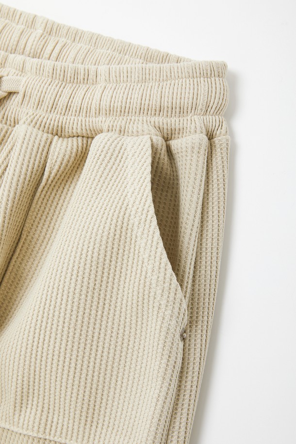 하이퀄리티 와플 밴딩 밴츠 CPT125는 편안한 착용감과 스타일리시함을 동시에 만족시키는 반바지입니다. 부드러운 면 소재로 제작되어 얇고 가벼워 봄, 여름철 데일리룩으로 제격입니다. 와플 패턴과 루즈핏 디자인은 캐주얼하면서도 베이직한 무드를 연출하며, 허리 밴딩과 스트링으로 편안한 착용감을 선사합니다. 여행룩, 휴가룩, 미니멀 스타일을 즐겨 입는 분들께 추천하는 아이템입니다. 베이직한 컬러인 베이지 색상으로 어떤 상의와도 쉽게 매치할 수 있습니다.
