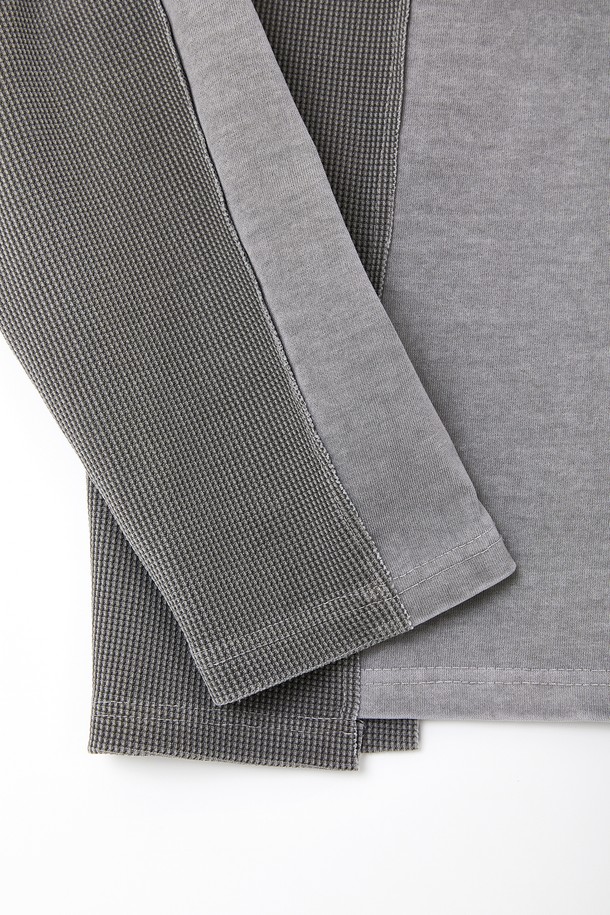 언밸런스 피그먼트 와플 긴팔 티셔츠 CTEE112는 캐주얼과 미니멀 스타일을 선호하는 분들을 위한 데일리 아이템입니다. 부드러운 면 소재에 얇은 두께감으로 편안한 착용감을 선사하며, 봄, 가을 간절기에 활용하기 좋습니다. 릴랙스 핏과 라운드넥 디자인으로 편안함을 더하고, 언밸런스 디자인과 피그먼트 워싱으로 은은한 포인트를 주었습니다. 그레이 컬러의 와플 패턴 긴팔 티셔츠로, 다양한 하의와 매치하여 스타일리시한 룩을 연출해보세요.
