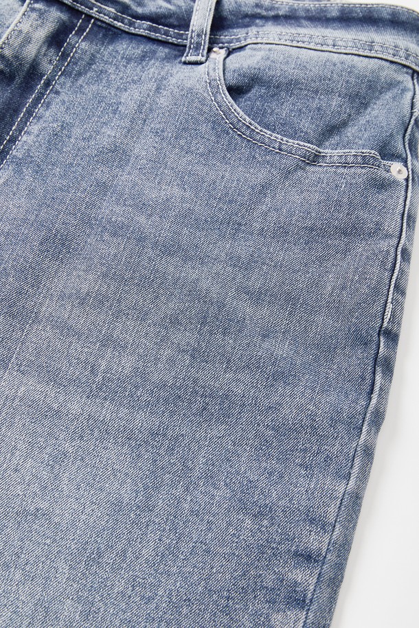 **스트레이트핏 워싱 스판 데님 팬츠 CJN104**는 봄, 여름, 가을 계절에 활용하기 좋은 남성용 데님 팬츠입니다. 캐주얼 및 베이직 스타일을 기반으로, 데이트룩과 출근룩 등 다양한 TPO에 적합합니다. 무지 디자인에 워싱 디테일이 더해져 자연스러운 멋을 연출하며, 스판덱스 혼방으로 편안한 착용감을 제공합니다. 스트레이트핏으로 어떤 상의와도 쉽게 매치하여 미니멀, 클래식 스타일을 완성할 수 있습니다.
