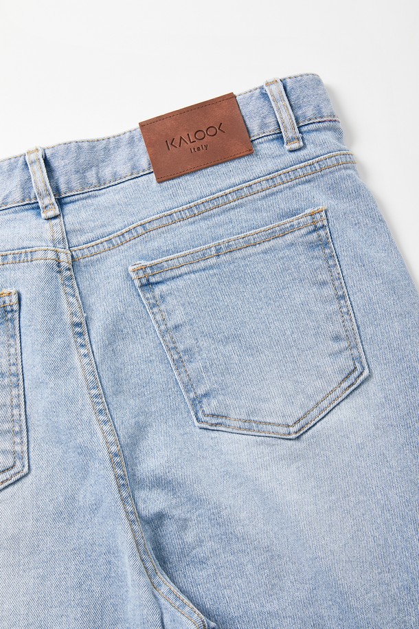 슬림핏 심플 데미지 연청 스판 청바지 CJN105는 베이직하면서도 캐주얼한 스타일을 연출하기에 좋은 남성용 청바지입니다. 봄, 여름, 가을 3계절 모두 착용 가능하며, 데님과 스판덱스 혼방으로 제작되어 편안한 착용감을 제공합니다. 슬림핏 디자인으로 다리가 길어 보이는 효과를 주며, 연청 컬러와 데미지 디테일이 트렌디한 느낌을 더합니다. 일상복으로 활용하기 좋은 심플한 디자인의 긴바지입니다.
