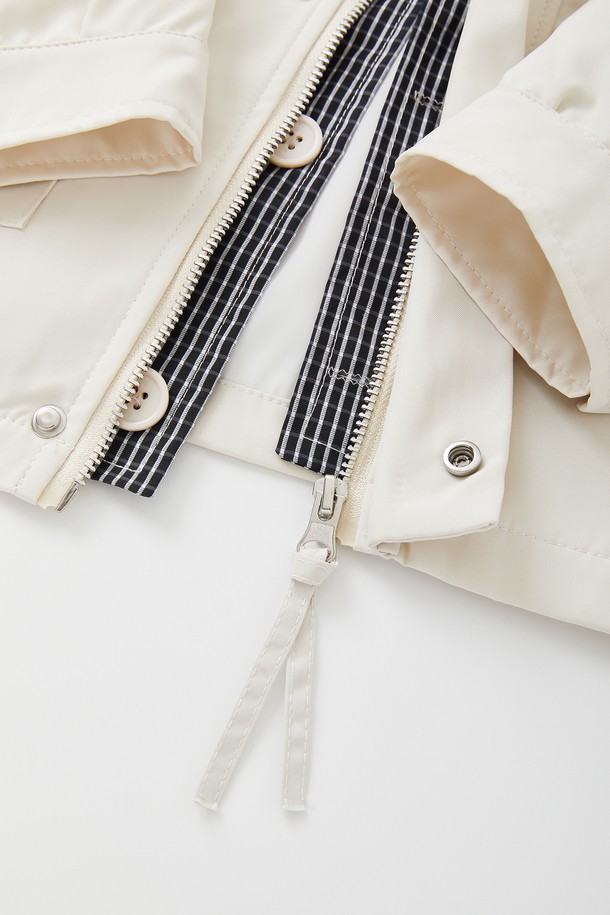 봄 가을에 어울리는 카라넥 체크 집업 점퍼 CJP112입니다. 베이직하고 캐주얼한 스타일로, 블랙과 아이보리 두 가지 색상으로 제공됩니다. 폴리에스터 소재로 제작되어 내구성이 뛰어나며, 봄 소풍룩이나 가을 나들이룩에 적합합니다. 레귤러 기장에 긴 소매, 베이직핏으로 편안하게 착용 가능하며, 이중 지퍼와 플랩 디테일이 돋보입니다. 캐주얼, 미니멀, 클래식한 스타일을 연출하기에 좋습니다.
