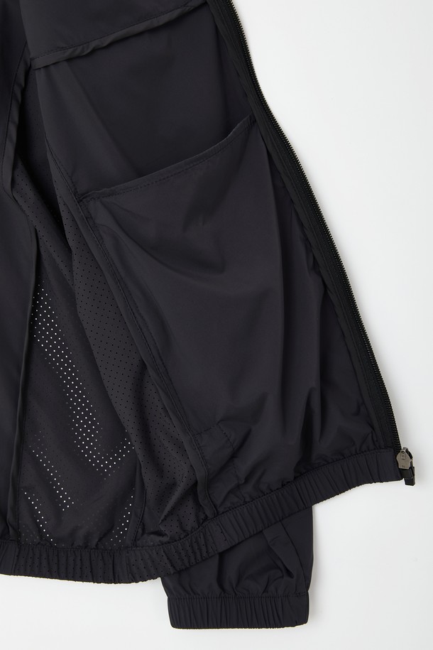 **퀵드라이 러닝 후드 집업 바람막이 CJP123**은 남성용 아우터로, 러닝, 일상, 스포츠 활동에 적합한 바람막이입니다. 네이비와 차콜 두 가지 색상으로 출시되었으며, 봄, 가을 계절에 착용하기 좋습니다. 얇고 부드러운 나일론과 스판덱스 혼방 소재로 제작되어 가볍고 편안한 착용감을 제공하며, 퀵 드라이 기능으로 땀을 빠르게 흡수하고 건조시켜 쾌적함을 유지합니다. 레귤러핏 디자인에 후드 타입, 집업 스타일로 활동성을 높였으며, 사이드 벤틸레이션과 통기성을 갖춰 운동 시에도 쾌적함을 유지합니다. 스포티하고 캐주얼한 스타일을 연출하며, 무지 패턴으로 어떤 옷에도 잘 어울립니다.
