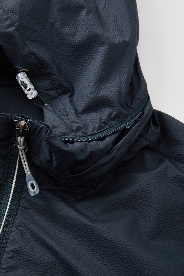 **후드 탈부착 퀵드라이 윈드브레이커 CJP119**는 남성용 아우터로, 봄, 여름, 가을 시즌에 적합한 윈드브레이커입니다. 튼튼한 나일론 소재로 제작되어 방풍 기능과 퀵드라이 기능을 갖춰 쾌적한 착용감을 제공합니다. 데일리웨어와 아웃도어 활동 모두에 활용 가능하며, 베이직하고 스포티한 스타일을 연출합니다. 네이비, 화이트, 다크 그린 세 가지 색상으로 출시되었으며, 탈부착 가능한 후드와 밑단 스트링 디테일로 실용성을 더했습니다. 여행, 산책, 등산 시 편안하고 스타일리시하게 착용할 수 있는 아이템입니다.
