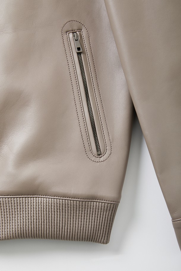 사계절 활용 가능한 멀티 컬러 솔리드 양가죽 집업 점퍼 CLJP107은 부드러운 이태리산 양가죽 소재와 신축성 있는 밑단 시보리 디테일이 돋보입니다. 베이직하고 미니멀한 무드의 이 레더 코트는 블루, 베이지, 블랙, 네이비 색상으로 출시되었으며, 폴리에스터 안감을 사용하여 제작되었습니다. 일상에서 편안하게 착용할 수 있는 베이직 핏의 긴소매 레귤러 기장 점퍼로, 무지 패턴이 특징입니다.
