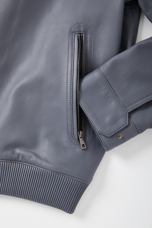 이 멀티 컬러 솔리드 양가죽 집업 점퍼 CLJP107은 이탈리아산 양가죽으로 제작되었으며, 부드러운 촉감이 특징입니다. 블루, 베이지, 블랙, 네이비 색상으로 제공되며, 신축성 있는 밑단 시보리 디테일과 폴리에스터 100% 안감으로 편안함을 더했습니다. 베이직핏의 레귤러 기장으로 봄, 여름, 가을, 겨울 일상복으로 스타일리시하게 연출할 수 있는 남성용 아우터입니다.
