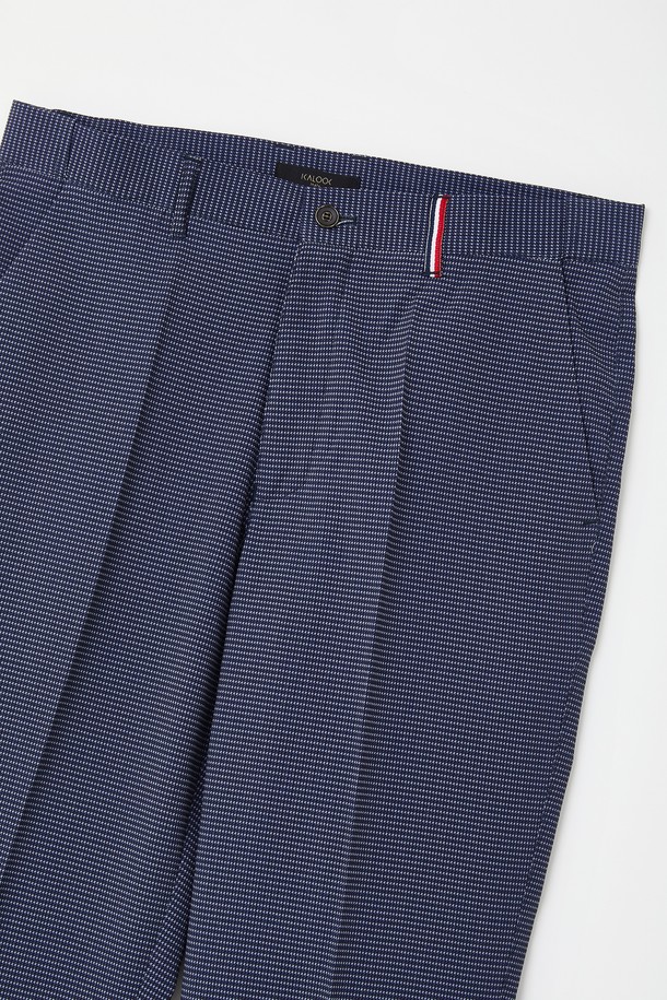 데일리앤 오피스 스판 밴딩 슬랙스 CPT123은 남성을 위한 슬랙스로, 봄, 여름, 가을에 입기 좋습니다. 폴리에스터와 스판덱스 혼방 소재로 제작되었으며, 블루, 네이비 색상으로 출시되었습니다. 히든 밴딩 디자인과 스판 혼방으로 편안한 착용감을 제공하며, 데일리 및 오피스룩으로 활용하기 좋습니다.
