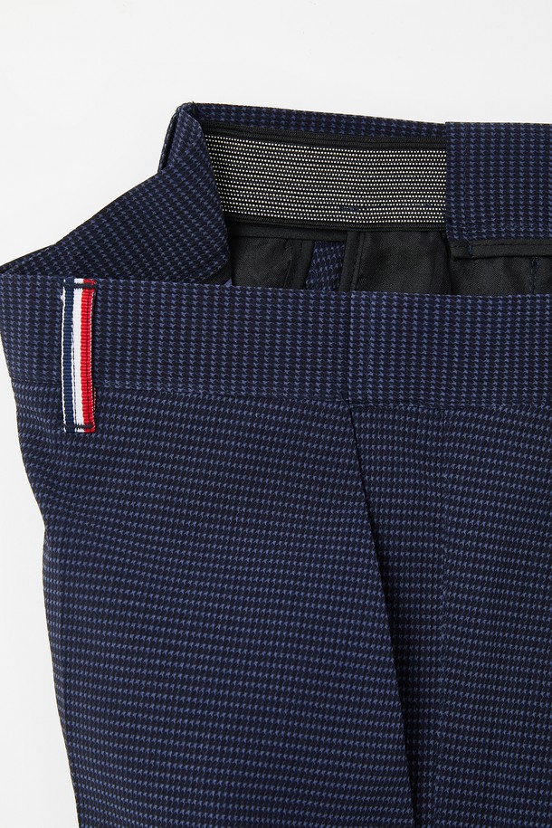 데일리앤 오피스 스판 밴딩 슬랙스 CPT123은 남성용 긴바지 슬랙스로, 봄, 여름, 가을에 입기 좋습니다. 블루, 네이비 색상으로 출시되었으며, 폴리에스터와 스판덱스 혼방 소재를 사용하여 신축성이 뛰어나 편안한 착용감을 제공합니다. 히든 밴딩으로 깔끔함을 더했으며, 오피스룩은 물론 일상복으로도 활용하기 좋은 베이직하고 클래식한 스타일의 슬랙스입니다.
