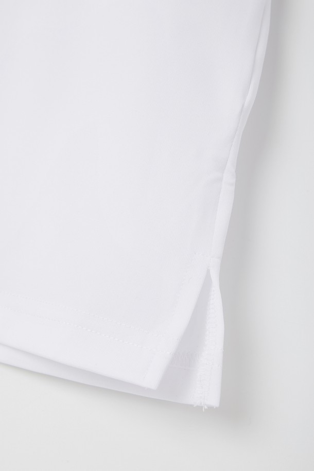 남성용 라이프앤 스포츠 미들넥 긴팔 티셔츠 CTEE110입니다. 블랙과 화이트 두 가지 색상으로 제공되며, 골프, 스포츠, 야외 활동 등 다양한 활동에 적합합니다. 봄, 여름, 가을, 겨울 사계절 모두 활용 가능하며, 신축성이 뛰어난 폴리에스터와 폴리우레탄 혼방 소재로 제작되었습니다. 심플하고 스포티한 컬러블록 디자인에 베이직핏, 레귤러 기장으로 편안하게 착용할 수 있으며, 이너웨어로 활용하기에도 좋습니다.
