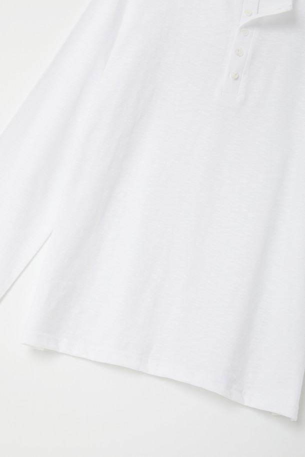 루즈핏 헨리넥 긴팔 티셔츠 CTEE113는 베이직하고 심플한 스타일의 공용 티셔츠입니다. 면 소재로 제작되어 부드럽고 가벼운 촉감을 선사하며, 봄, 가을에 데일리 또는 이너로 활용하기 좋습니다. 헨리넥 디자인과 루즈핏으로 편안한 착용감을 제공하며, 화이트, 베이지, 블랙, 네이비 등 4가지 컬러로 출시되었습니다. 집콕룩, 출근룩 등 다양한 TPO에 맞춰 미니멀, 캐주얼, 클래식 스타일을 연출할 수 있습니다. 이너 또는 단독으로 착용하여 다양한 스타일을 연출해 보세요.
