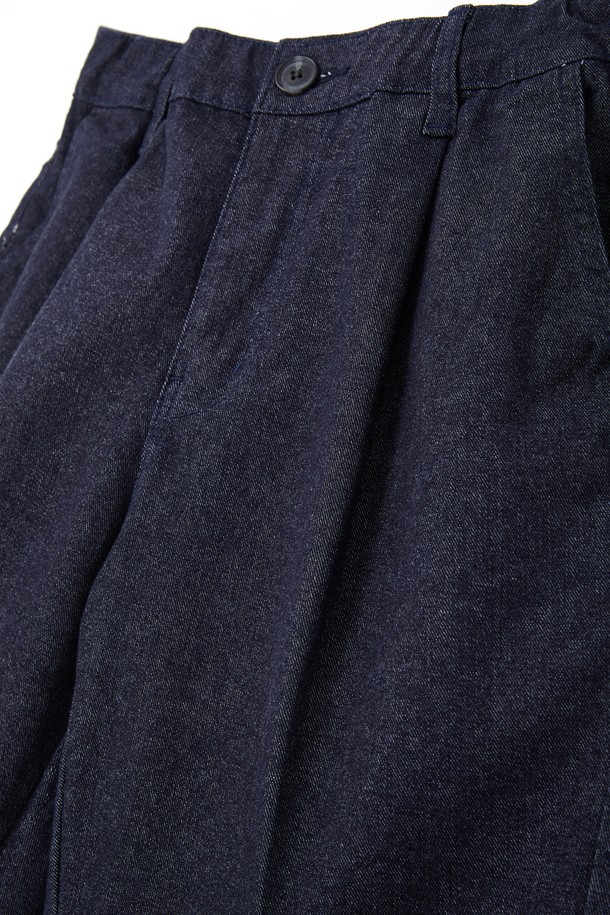 베이직 스판 밴딩 데님 반바지 CSPT101은 남성을 위한 캐주얼 스타일의 데님 반바지입니다. 블랙, 인디고, 라이트 블루 세 가지 색상으로 출시되었으며, 봄, 여름, 가을, 겨울 사계절 모두 활용 가능합니다. 허리 히든 밴딩과 원턱 주름 디테일, 사선 주머니, 뛰어난 신축성으로 편안한 착용감을 제공하는 레귤러핏 반바지입니다.
