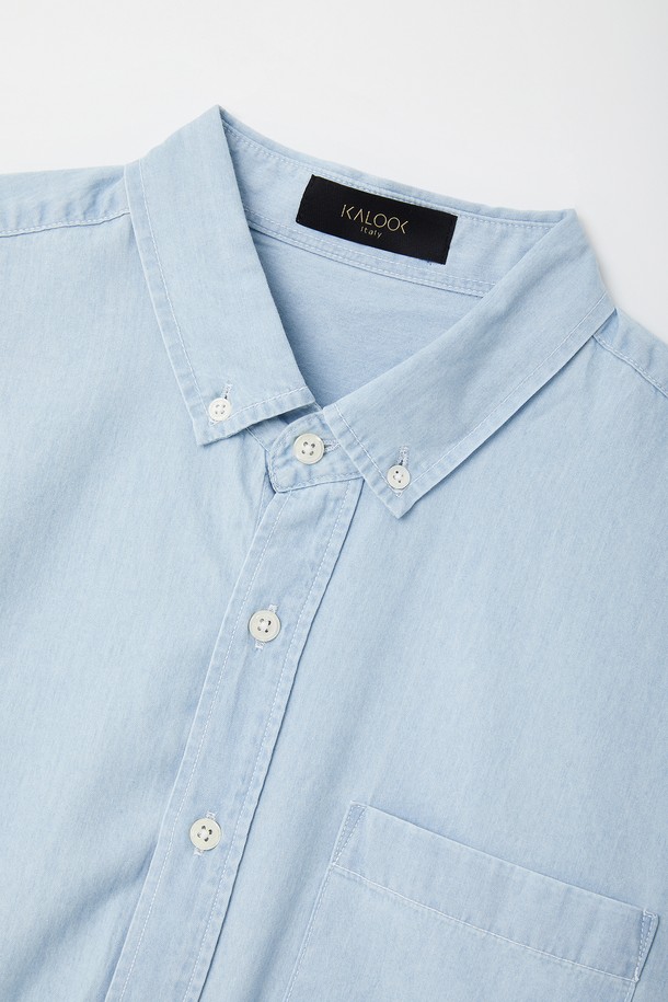 **봄여름 베이직 청 남방 CSH102**는 남성용 상의로, 봄과 여름에 적합한 얇은 두께의 루즈핏 셔츠입니다. 라이트블루와 블루 두 가지 색상으로 출시되었으며, 면 소재의 무지 디자인에 가슴 포켓과 소매 버튼 디테일이 돋보입니다. 차이나칼라와 긴 소매 기장으로 캐주얼하면서도 베이직한 스타일을 연출하며, 신축성은 없습니다.
