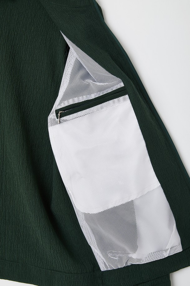 네이비와 그린 컬러로 제공되는 플리츠 집업 가디건 CJP127은 간절기에 활용하기 좋은 남성용 아우터입니다. 부드러운 촉감의 폴리에스테르와 레이온 혼방 소재, 레귤러핏으로 편안한 착용감을 선사하며, 히든 지퍼와 내부 포켓 디테일로 실용성을 더했습니다. 베이직하고 캐주얼한 스타일의 플리츠 디자인, 긴 소매와 중간 두께감으로 봄, 가을 일상에서 폭넓게 활용할 수 있습니다.
