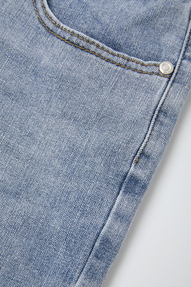 **7부 워싱 스판 데님 팬츠 CSPT107**

남성용 7부 워싱 스판 데님 팬츠로, 라이트 블루, 블루, 딥 블루 3가지 색상으로 만나보실 수 있습니다. 면과 스판 혼방 소재로 제작되어 편안한 착용감과 활동성을 자랑하며, 슬림핏, 레귤러핏, 와이드핏 등 다양한 핏을 선택할 수 있습니다. 7부 기장에 워싱 처리된 데님으로 캐주얼한 스타일을 연출하며, 스판 신축성, 포켓 라인 디테일, 가죽 패치 포인트로 포인트를 더했습니다.
