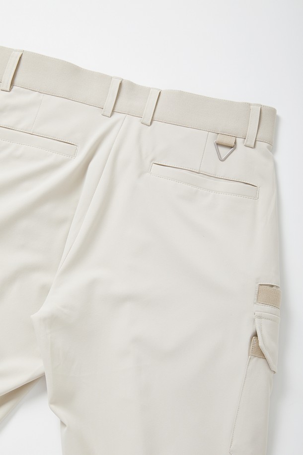 베이직한 컬러감의 여성 쿨링 밴딩 스판 조거 팬츠입니다. 부드러운 촉감의 폴리에스터와 폴리우레탄 혼방 소재로 제작되어 편안한 착용감을 선사하며, 릴랙스 핏과 밴딩 허리, 스판 신축성으로 활동성을 높였습니다. 캐주얼, 스포티 스타일의 조거 핏 긴바지로, 카고 포켓 디테일이 돋보여 일상 및 야외 활동에 활용하기 좋습니다.
