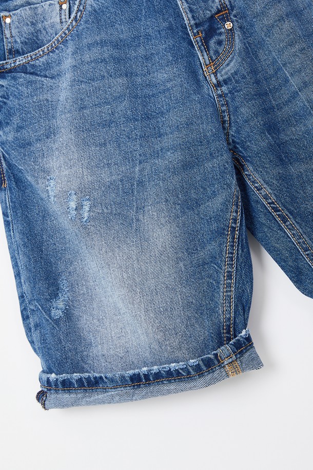 데미지 포인트 청 반바지 CSPT109는 여름철 캐주얼 스타일을 완성하는 슬림핏 반바지입니다. 면과 데님 소재로 제작되어 내구성이 뛰어나며, 워싱 및 데미지 디테일이 돋보입니다. 금속 리벳 장식, 허리 가죽패치 스티치, 버튼형 여밈으로 포인트를 더했으며, 지퍼 수선이 가능합니다.
