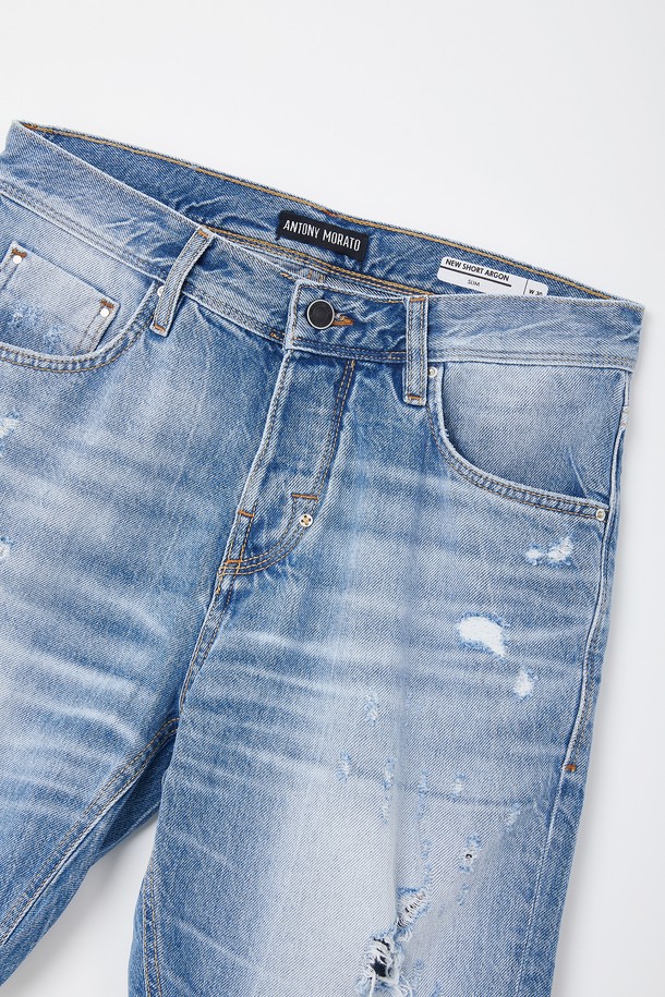 라이트 블루 컬러의 디스트로이드 디테일이 돋보이는 캐주얼 청반바지입니다. 데님과 면 혼방 소재로 제작되어 편안한 착용감을 선사하며, 조거핏 디자인으로 활동성을 높였습니다. 금속 리벳, 허리 가죽 패치, 디스트로이드 디테일 부분 안쪽 이중덧댐, 버튼형 디자인으로 포인트를 더한 여름철 필수 아이템입니다.
