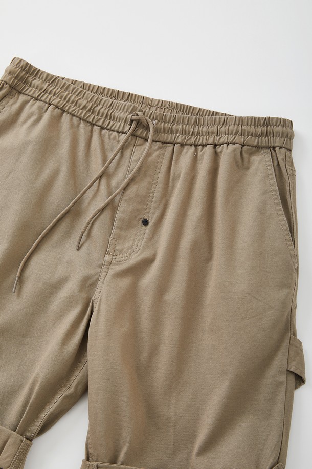 카펜터 워크 밴딩 하프 팬츠 CSPT112는 면과 폴리우레탄 혼방 소재로 제작되어 사계절 내내 편안하게 착용할 수 있는 하프 기장의 바지입니다. 블랙, 브라운 두 가지 색상으로 제공되며, 밴딩 처리와 레귤러핏으로 편안한 착용감을 선사하며, 캐주얼한 스타일 연출에 용이합니다. 클립 버튼 디테일과 카펜터 디테일 디자인, 실용적인 디자인으로 데일리룩에 활용하기 좋습니다.
