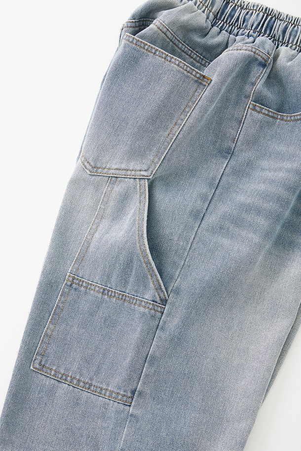 블루와 블랙 색상으로 출시된 와이드 카펜터 데님 하프 팬츠 CSPT120입니다. 면 소재로 제작되어 사계절 내내 편안하게 착용 가능하며, 캐주얼한 스타일을 연출하기 좋습니다. 5부보다 살짝 긴 하프 기장에 카펜터 포켓 디테일, 위싱 가공, 튼튼한 내구성이 특징인 와이드핏 데님 팬츠입니다.
