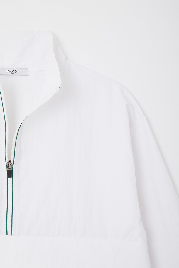 여성 아노락 바람막이 점퍼 CJP129는 봄, 여름, 가을, 겨울 사계절 모두 활용 가능한 실용적인 아이템입니다. 화이트, 블랙, 그린 세 가지 색상으로 출시되었으며, 가볍고 부드러운 면과 폴리에스터 혼방 소재로 제작되어 편안한 착용감을 선사합니다. 세미 오버핏에 밑단 조절 스트링이 있어 다양한 스타일 연출이 가능하며, 일상복으로 스포티한 무드를 더해줍니다.
