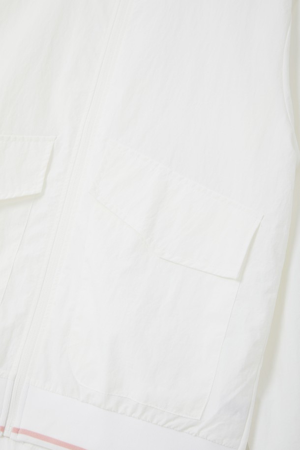 여성 투포켓 집업 바람막이 점퍼 CJP130은 간절기 시즌에 가볍게 걸치기 좋은 베이직 스타일의 아우터입니다. 부드러운 촉감의 면과 폴리에스터 혼방 소재로 제작되었으며, 화이트, 블랙, 그린 세 가지 색상으로 만나보실 수 있습니다. 레귤러핏에 얇은 두께감, 긴 소매 기장으로 편안한 착용감을 선사하며, 투포켓 디자인과 밑단 조절 스트링, 경량으로 실용성을 더했습니다.
