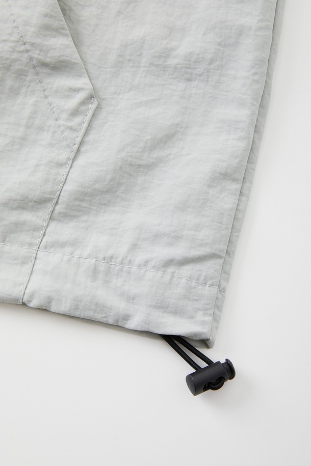 블랙, 베이지, 스카이, 다크그린, 그레이, 라이트그레이의 다채로운 컬러로 출시된 멀티컬러 후드 아노락 점퍼 CJP132입니다. 봄, 가을 시즌에 적합하며, 폴리에스터와 레이온 혼방 소재로 제작되어 편안한 착용감을 선사합니다. 넉넉한 루즈핏에 후드 및 밑단 조절 스트링, 집업 여밈 방식을 갖춰 스포티하고 베이직한 데일리룩을 연출하기 좋습니다.
