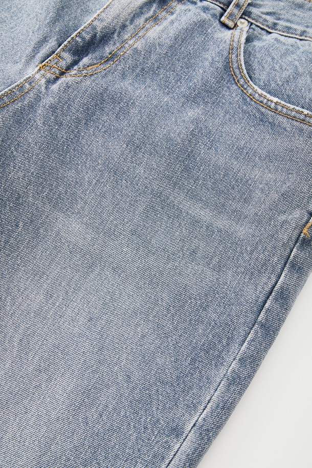 레귤러 핏으로 편안하게 떨어지는 CJN109 워싱 데님 팬츠입니다. 봄, 여름, 가을 시즌에 활용하기 좋은 면 소재의 긴 기장 데님 팬츠로, 베이직한 디자인에 워싱 디테일이 더해져 빈티지한 멋을 선사합니다. 지퍼와 버튼으로 여밈을 처리하여 간편하게 착용할 수 있습니다.
