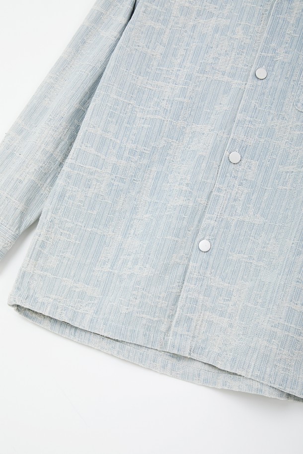 봄, 가을 간절기에 활용하기 좋은 캐주얼 자켓형 청남방입니다. 라이트블루 컬러의 면 소재로 제작되었으며, 데일리룩에 편안하게 매치할 수 있습니다. 베이직핏에 스티치 패턴이 들어가 심플하면서도 멋스러운 포인트를 주며, 셔츠와 자켓 스타일을 모두 연출할 수 있는 실용적인 디자인입니다. 가슴 포켓과 소매 버튼 디테일, 버튼 클로저 타입으로 완성도를 높였습니다.
